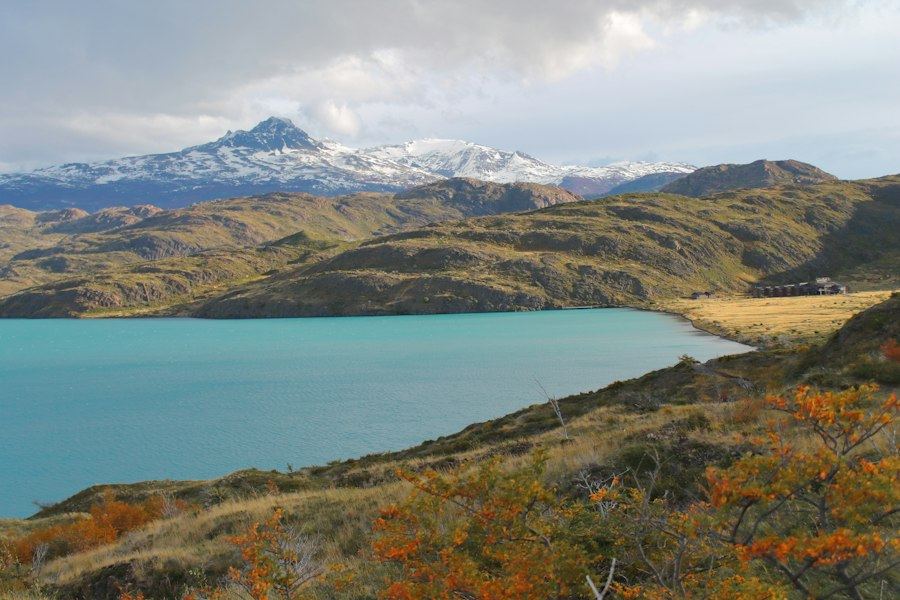 Lago y montañas de la Patagonia argentina
