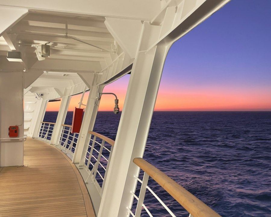 Cubierta de un crucero al atardecer