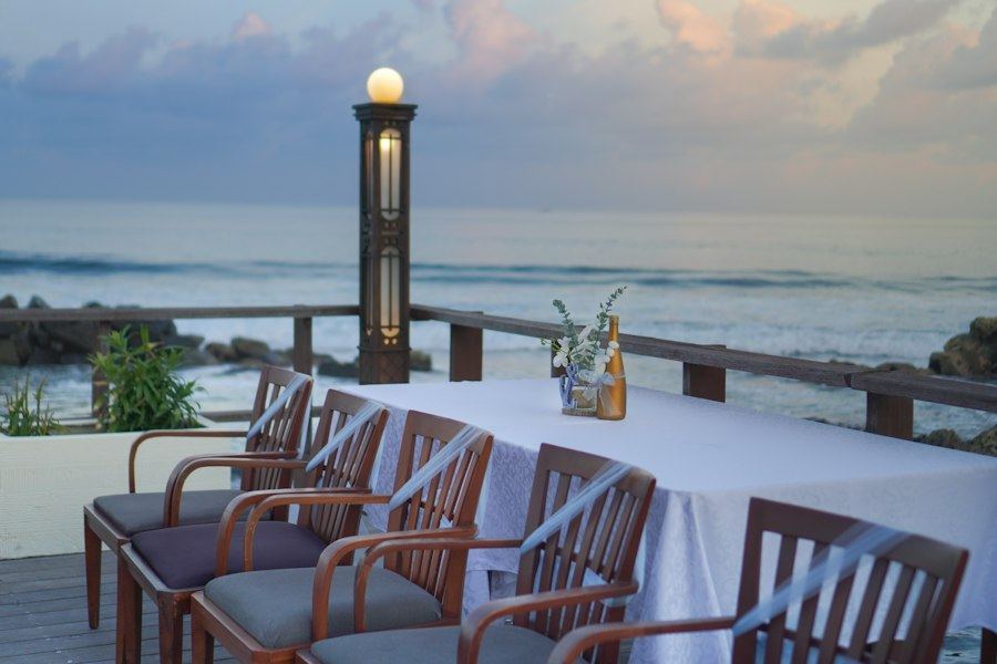 Mesa al aire libre con vista al mar al atardecer